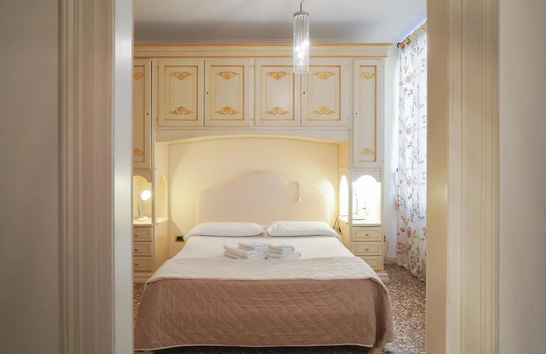 Melusina Rialto Venice Center-1